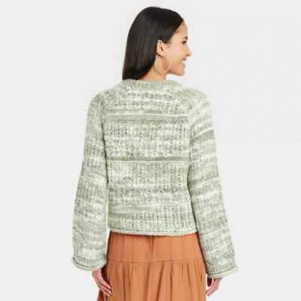 Universal Thread Women's Crewneck Pullover Sweater Green. Size L